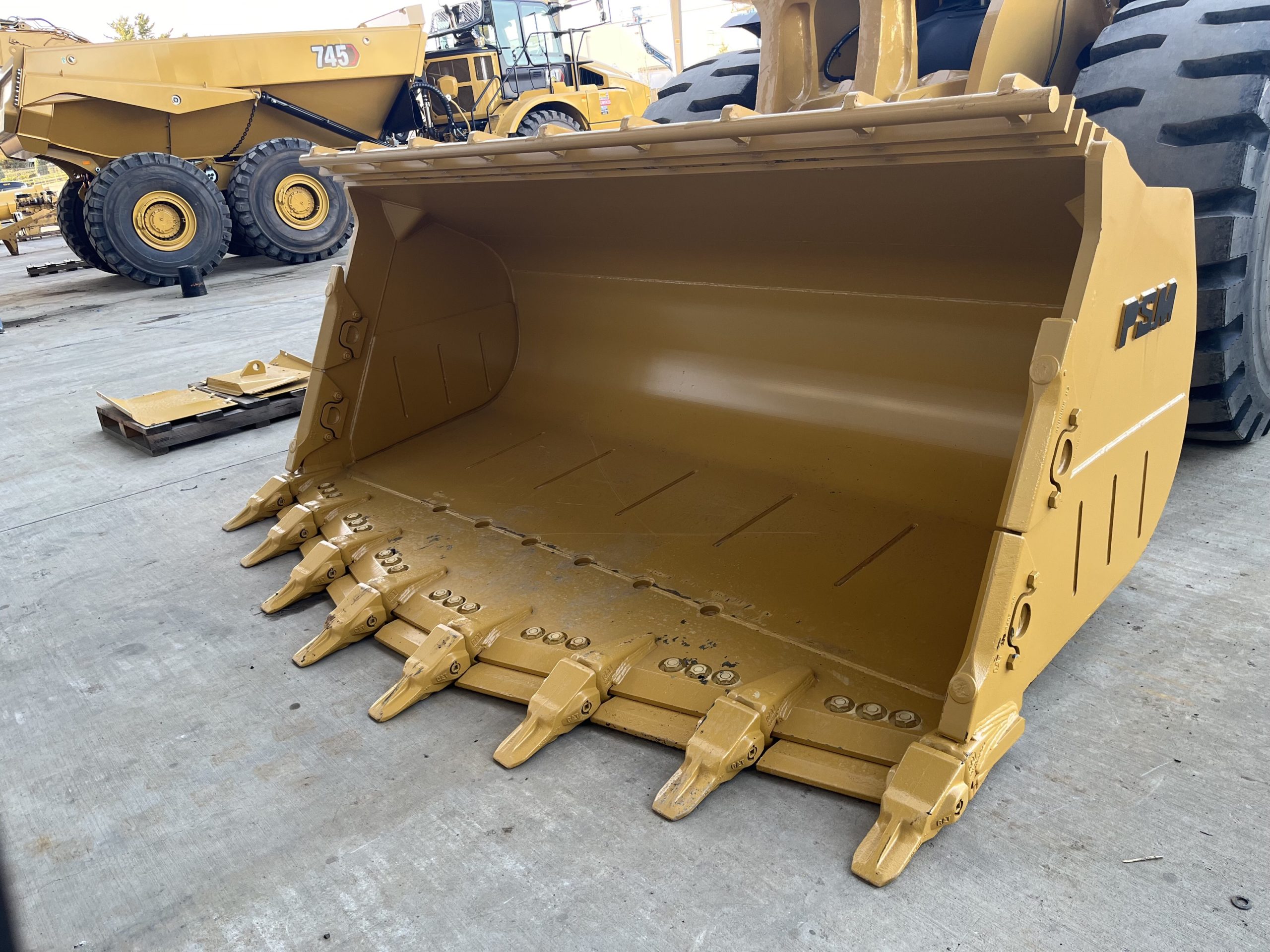 Wheel spade nosed rock bucket